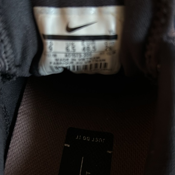 Women’s Nike Shield Size 9 - Picture 5 of 5